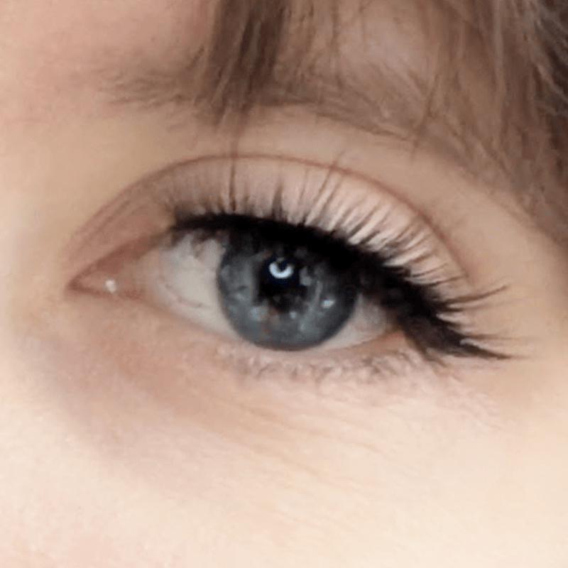 Fluttery, long in centre lashes on a model's eye.